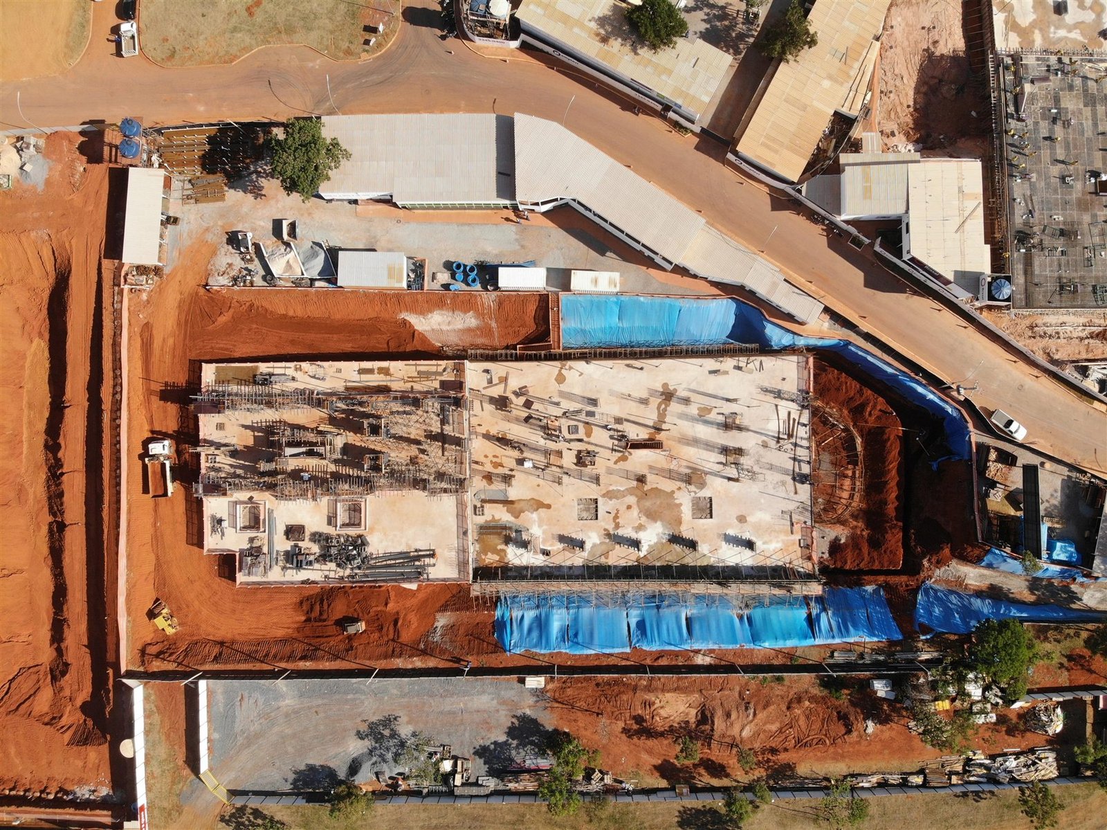 Registro aéreo da evolução da fundação e estrutura